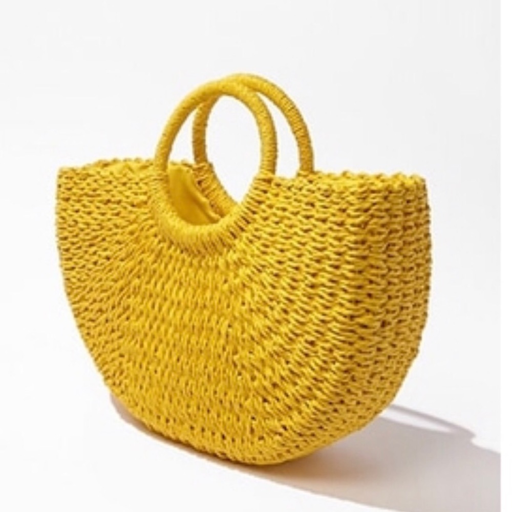 Adorable woven tote😍